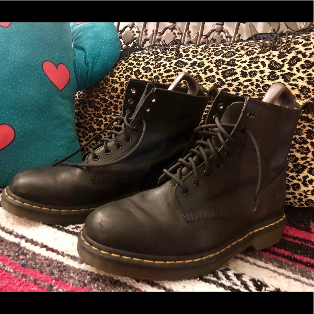 DR. MARTENS BLACK COMBAT BOOTS